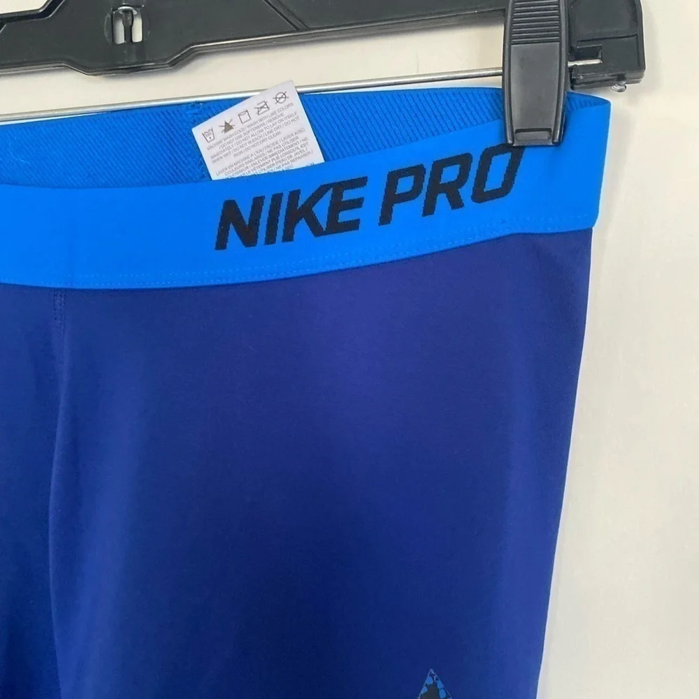 Ladies Nike pro dry fit, athletic Capri leggings medium